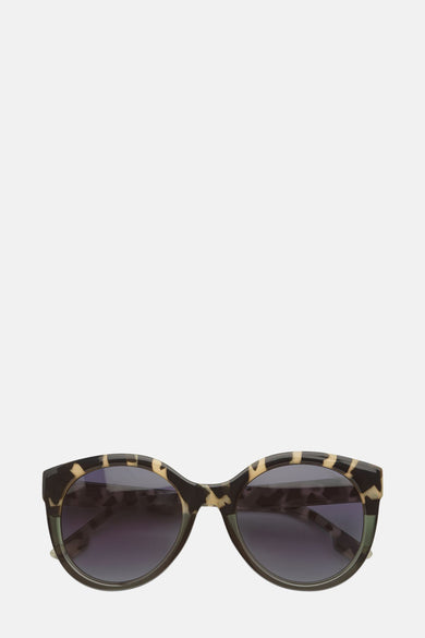 Brille multicolore de Komono, avec un cadre à imprimé léopard et des verres sombres.