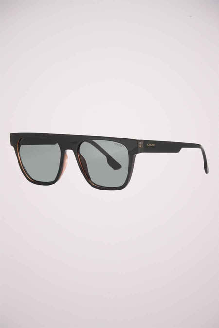 Lunettes de soleil noires KOMOMONO, avec un cadre rectangulaire et des verres gris.