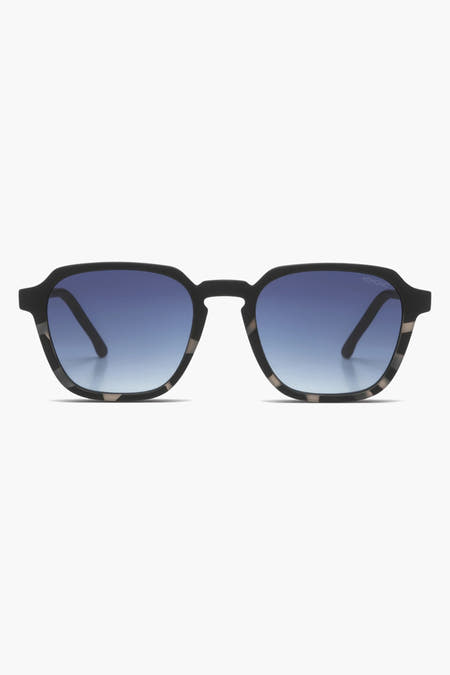 Zwarte zonnebril van KOMONO, met blauwgetinte glazen en een gemêleerd montuur.