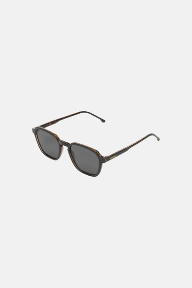 Zwarte zonnebril van KOMONO met donkere glazen en een geometrisch tortoiseshell montuur.