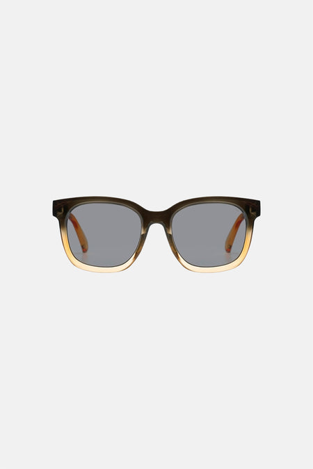 Lunettes de soleil marron de KOMONO, portées avec une chaîne argentée et un t-shirt noir.