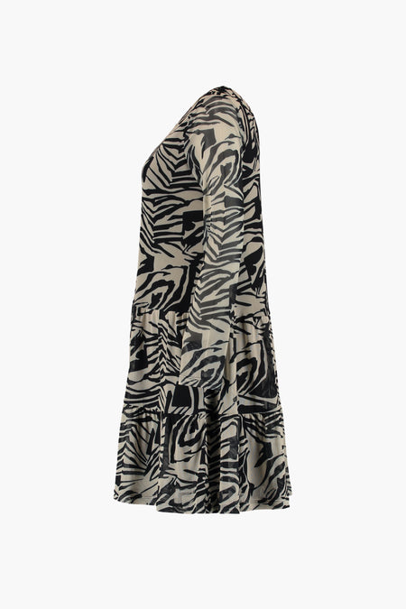 Beige kleedje met lange mouwen van Zabaione, met een zebraprint en geplooide details, in zijaanzicht.

