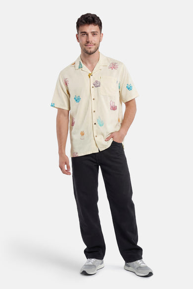 Chemise multicolore à manches courtes de LAKOR, avec base crème et motifs corail et cristal vifs.