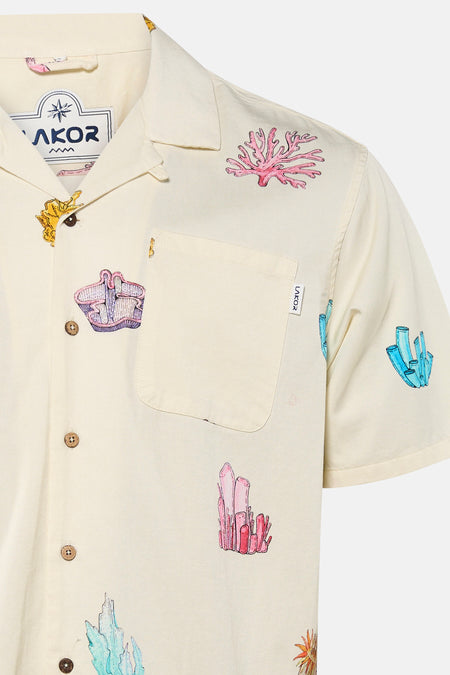 Crèmekleurig overhemd met korte mouwen van LAKOR, met een veelkleurige print van koralen en kristallen, houtlook knopen en een borstzak.