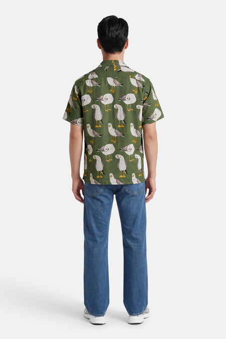 Groen hemd met korte mouwen van LAKOR met meeuwenprint, achteraanzicht, gedragen met jeans en sneakers.
