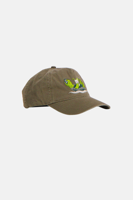 Groene pet van LAKOR met geborduurde afbeelding en klep met stiksels, op een witte achtergrond.
