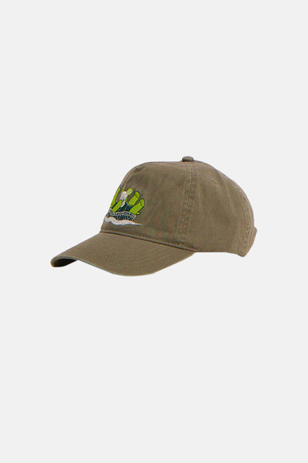 Groene pet van LAKOR, met een geborduurde afbeelding van groene figuren.