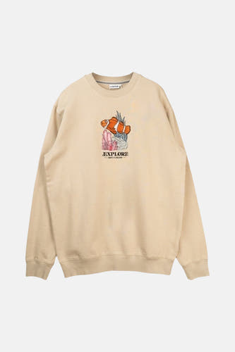 Ecru sweater van LAKOR, met een print van een clownvis en koraalrif op de borst.