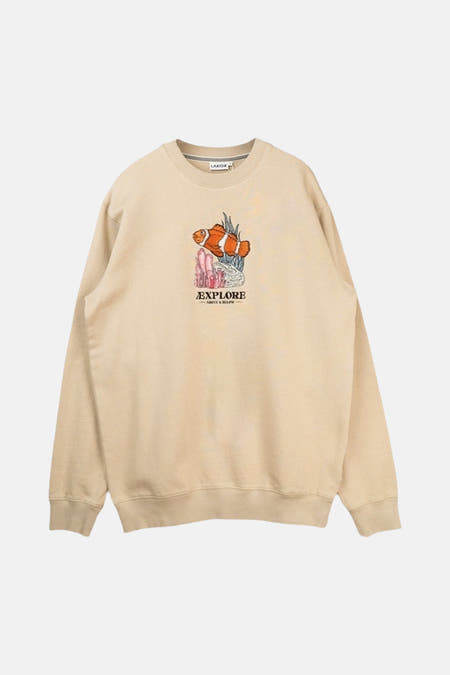 Ecru sweater van LAKOR, met een print van een clownvis en koraalrif op de borst.