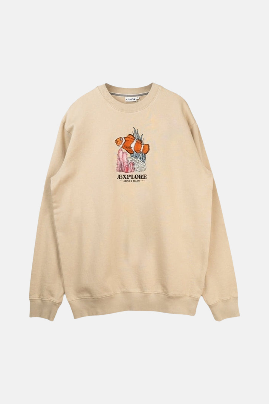 Ecru sweater van LAKOR, met een print van een clownvis en koraalrif op de borst.