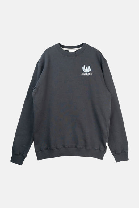 Zwarte sweater met ronde hals van LAKOR, met een grafische print op de borst.