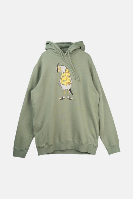 Groene sweater met kap van LAKOR, met een cartoonachtige print van een vogel met een zomers overhemd.