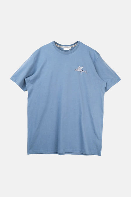 Blauw T-shirt van LAKOR, met korte mouwen en een kleine vliegende vis illustratie op de borst.
