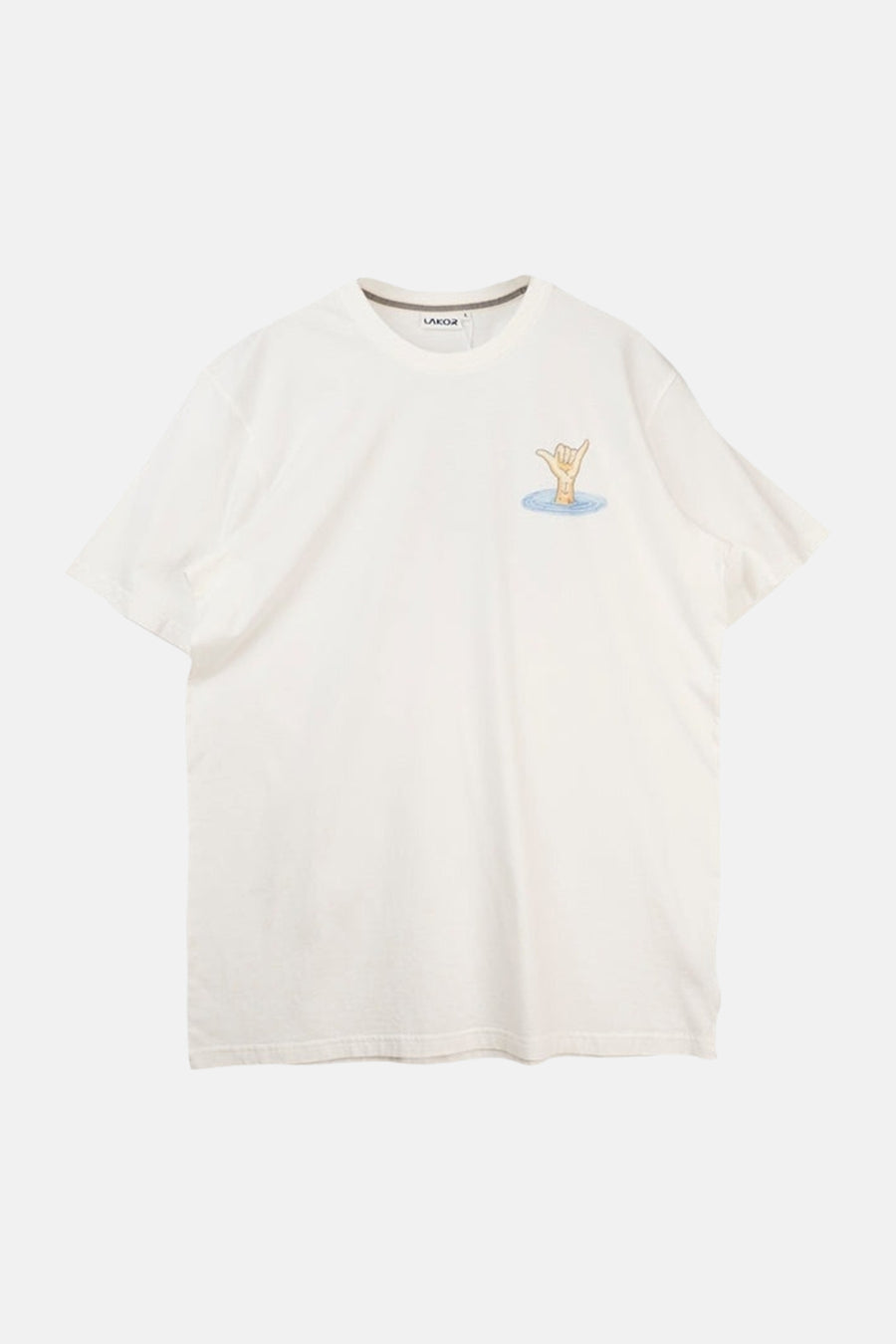 Wit T-shirt van LAKOR, met een kleine illustratie van een hand die een shaka-teken maakt, omringd door water.

