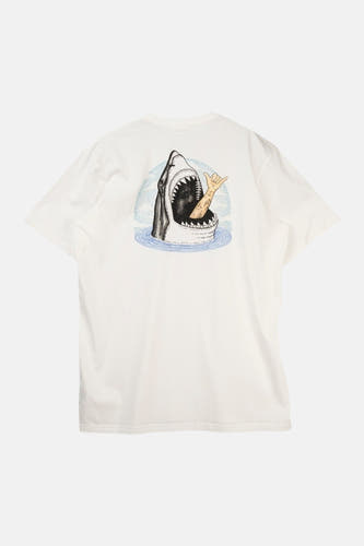 Wit T-shirt van LAKOR met op de rug een print van een haai met een hand in zijn bek.