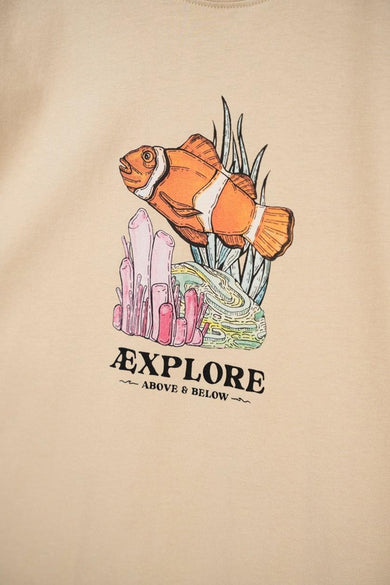 Beige T-shirt van LAKOR met opdruk van een clownvis, koraal en de tekst "Explore Above & Below".