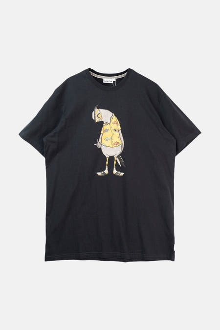 Zwart T-shirt van LAKOR met een cartoonachtige afbeelding van een vogel in een bloes met vissenmotief.
