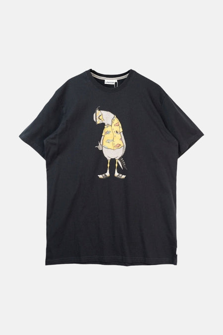 Zwart T-shirt van LAKOR met een cartoonachtige afbeelding van een vogel in een bloes met vissenmotief.
