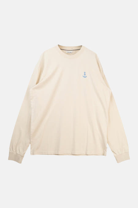 Ecru T-shirt met lange mouwen van LAKOR, met een kleine blauwe ankerprint op de borst.