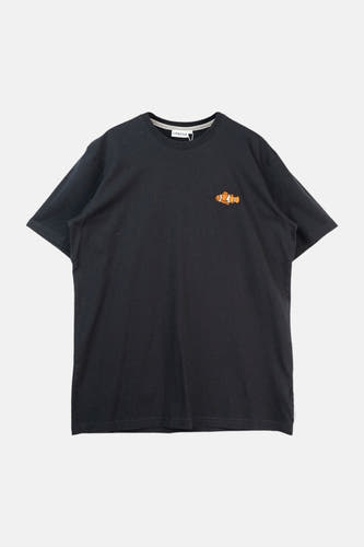 Zwart T-shirt met korte mouwen van LAKOR, met een geborduurde oranje clownvis op de borst.
