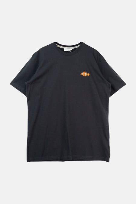 Zwart T-shirt met korte mouwen van LAKOR, met een geborduurde oranje clownvis op de borst.
