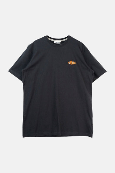 T-shirt noir à manches courtes de LAKOR, avec un poisson-clown orange brodé sur la poitrine.
