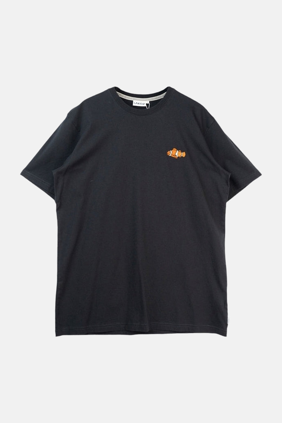 Zwart T-shirt met korte mouwen van LAKOR, met een geborduurde oranje clownvis op de borst.
