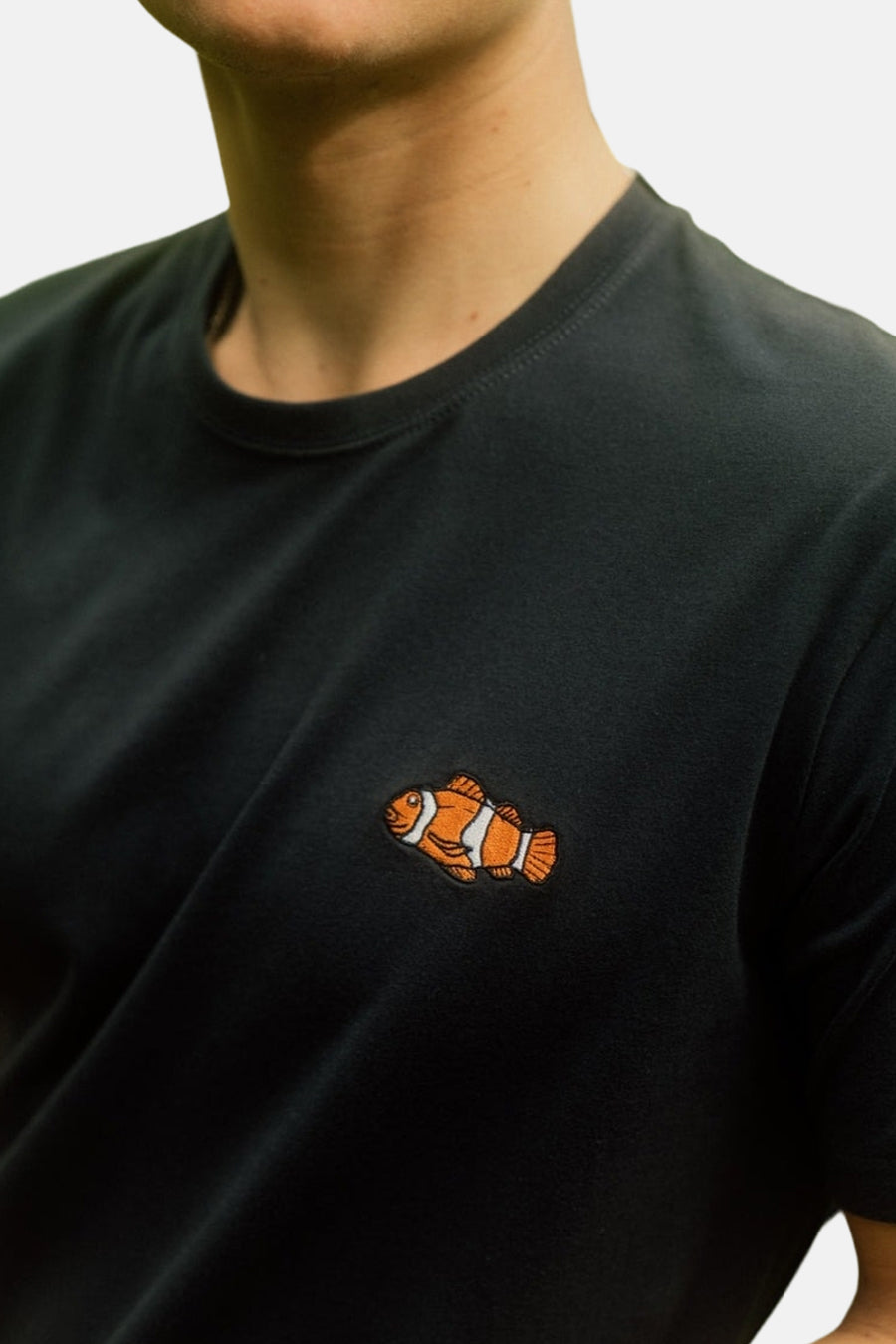 Zwart T-shirt met korte mouwen van LAKOR, met geborduurde clownvis op de borst.