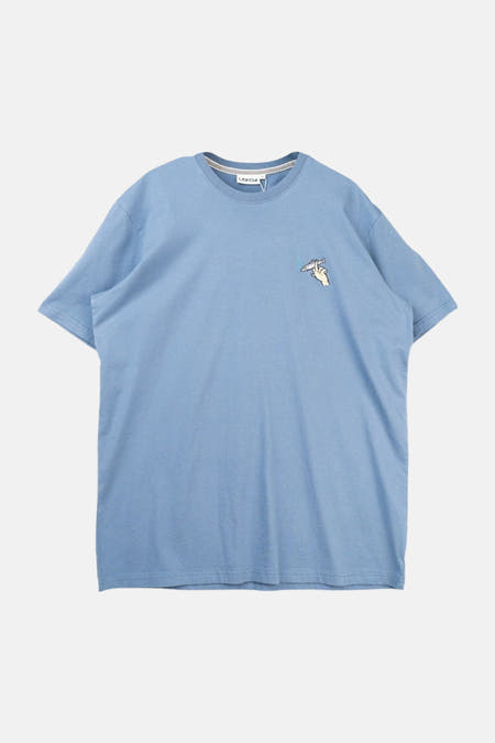 Blauw T-shirt met korte mouwen van LAKOR, met een kleine print van een hand met een vis.