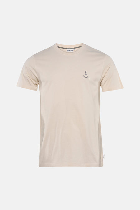 Ecru T-shirt van LAKOR met ronde hals, korte mouwen, grijs ankerlogo en gestreepte binnenhals.