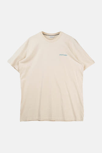 Ecru T-shirt van LAKOR, met korte mouwen en 'explore' gedrukt op de borst.
