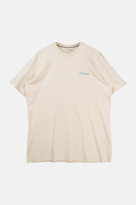 Ecru T-shirt van LAKOR, met korte mouwen en 'explore' gedrukt op de borst.
