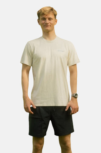 Ecru T-shirt van LAKOR, met korte mouwen en een kleine tekstprint op de borst.