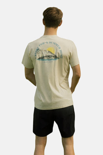 Ecru T-shirt van LAKOR, met print op de rug en gedragen met zwarte shorts, gezien vanaf de achterkant.
