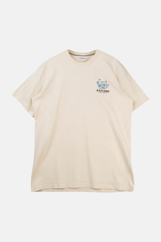 Ecru T-shirt van LAKOR, met blauwe kristallen en de tekst "Explore" op de borst.