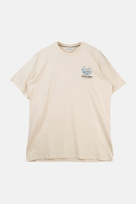 Ecru T-shirt van LAKOR, met blauwe kristallen en de tekst "Explore" op de borst.