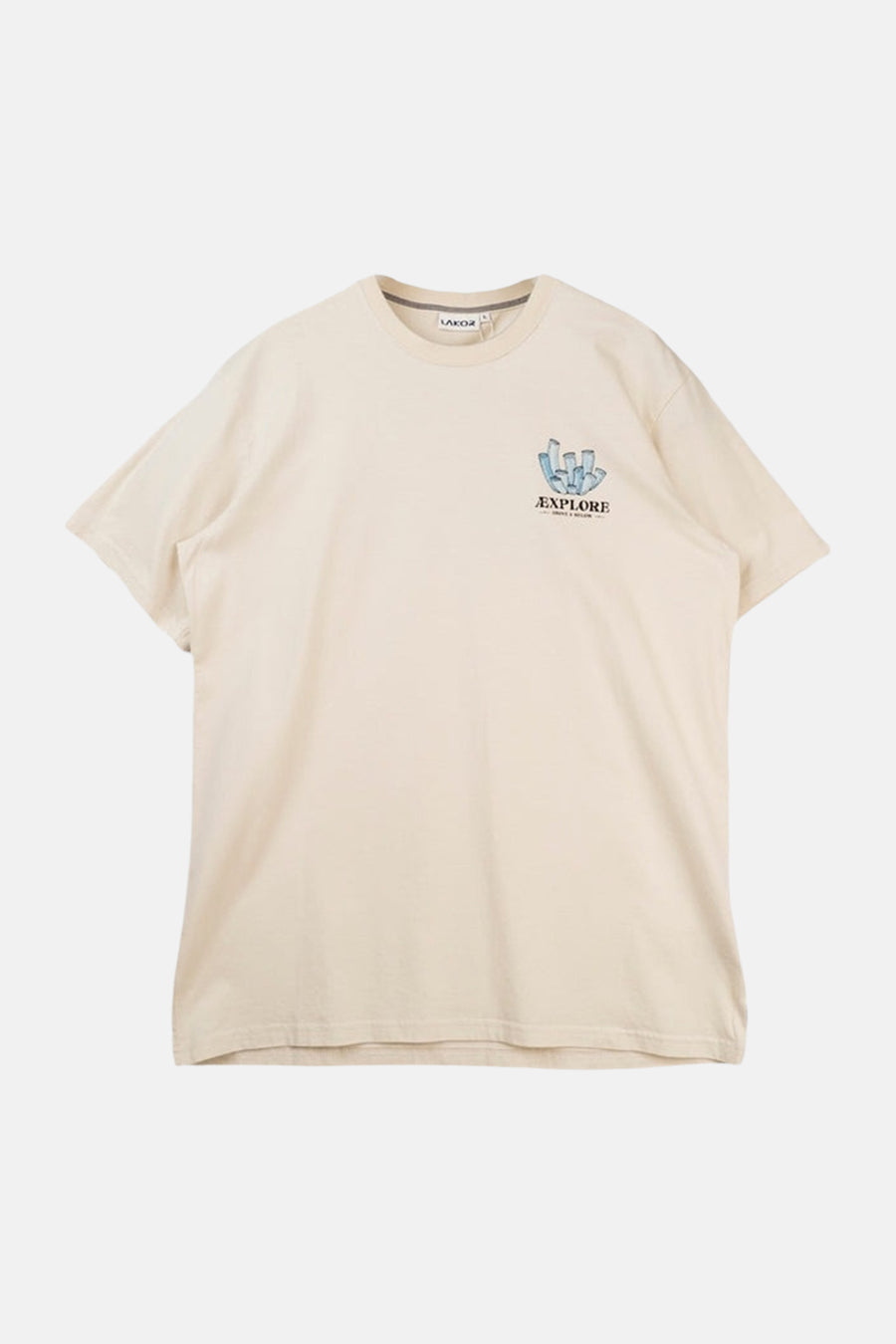 Ecru T-shirt van LAKOR, met blauwe kristallen en de tekst "Explore" op de borst.