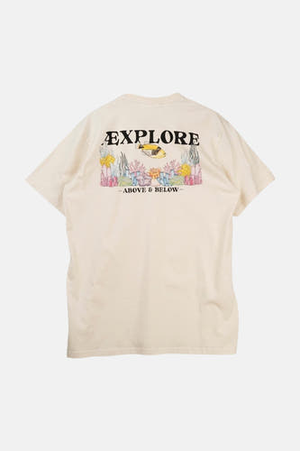 Ecru T-shirt van LAKOR met korte mouwen en een grafische print van een zeegezicht op de rug.