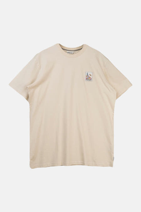 Ecru T-shirt met korte mouwen van LAKOR, met een kleine print op de borst.