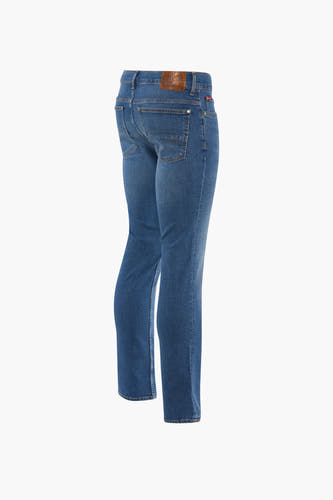 Jean slim de denim bleu de Lee Cooper avec des coutures discrètes et une étiquette en cuir.