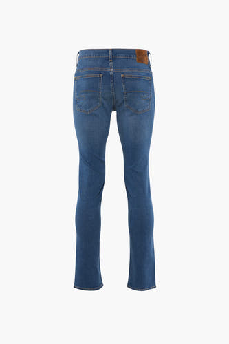 Jean slim fit en denim bleu moyen de Lee Cooper, vue arrière avec étiquette en cuir brun.