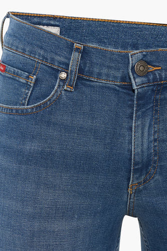 Jean slim fit en denim bleu de Lee Cooper®, avec des surpiqûres et des détails métalliques.