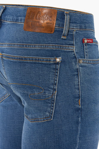 Jean slim en denim bleu moyen de Lee Cooper, avec des coutures caractéristiques sur les poches arrière.