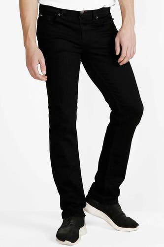 Zwarte straight jeans van Lee Cooper®, gedragen met donkere schoenen, op een witte achtergrond.
