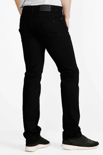 Zwarte straight jeans van Lee Cooper, gezien van achteren, met subtiele details en zwarte schoenen.
