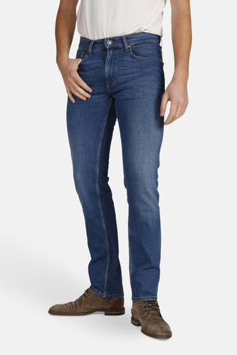 Jeans straight mid blue denim van Lee Cooper, met een lichte wassing en bruine schoenen.