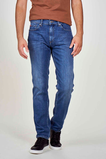 Jean bleu droit de Lee Cooper, avec un lavage subtil et une coupe cinq poches classique.