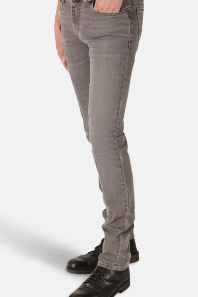 Jean droit gris en denim de Lee Cooper, montré de dos avec des chaussures noires.