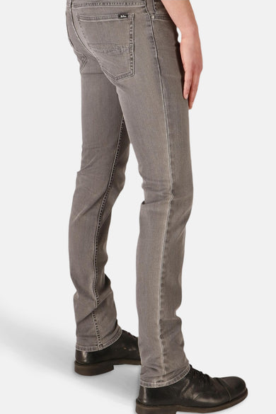 Jean droit gris de Lee Cooper, avec une poche arrière et des coutures discrètes et des chaussures sombres.
