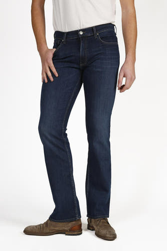 Donkerblauwe bootcut jeans van Lee Cooper, gedragen met bruine schoenen en een wit T-shirt.